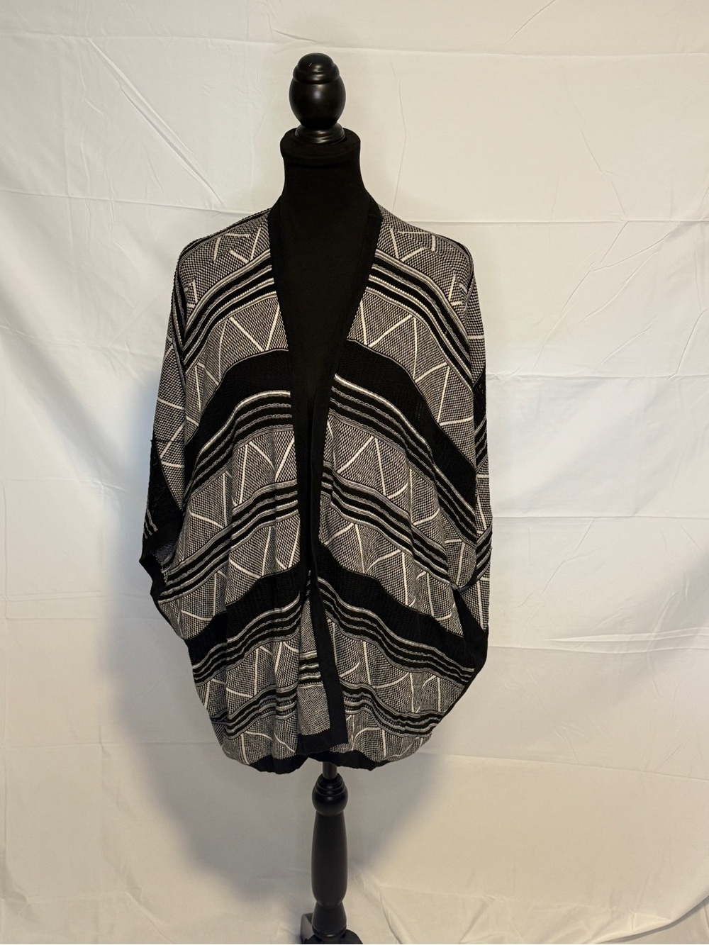BCBGeneration Black & Gray Geometric Open-Front Poncho